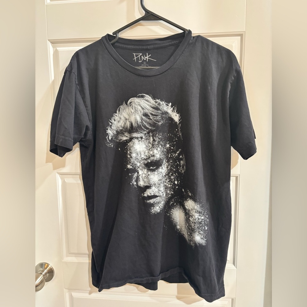 Size medium Pink Concert Tshirt 2023